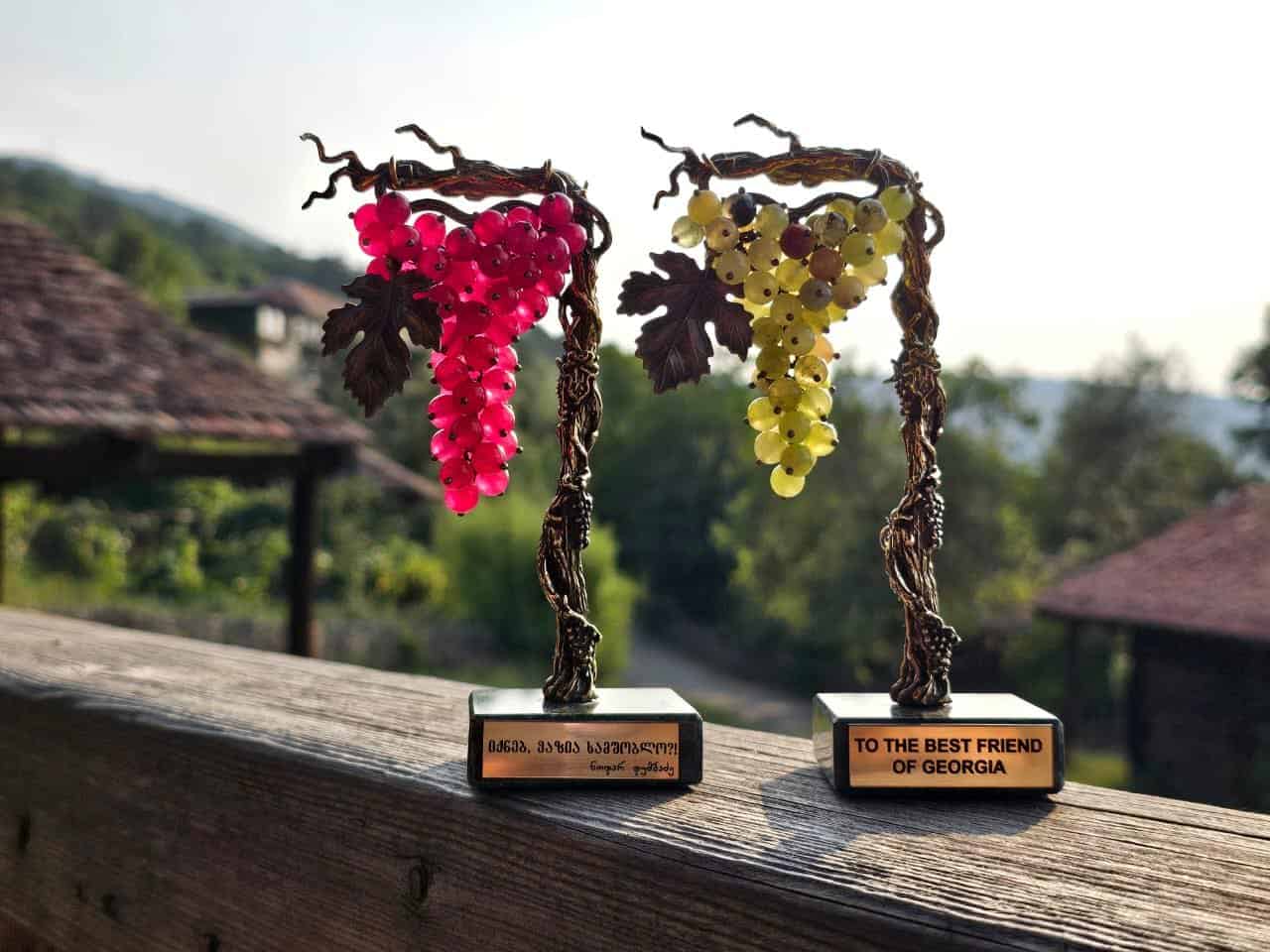 ბრინჯაოს სუვენირი "ვაზი და ყურძნის მტევანი მწვანე"